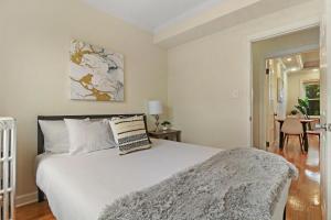 Postel nebo postele na pokoji v ubytování 2BR Alluring Apartment with Laundry - Cullom D3