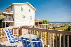 taras z leżakami, dom i ocean w obiekcie Sea Sage by Oak Island Accommodations w mieście Oak Island