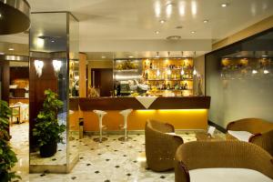 セスト・サン・ジョヴァンニにあるアバカス ホテルのバーといくつかの椅子とテーブルのあるレストランを併設しています。