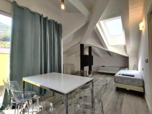 フィナーレ・リーグレにあるSotto il Cieloのテーブル、椅子、ベッドが備わる客室です。