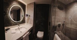 A bathroom at Crowne Plaza Ankara, an IHG Hotel