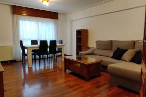 Ruang duduk di Acogedor apartamento en Pontedeume