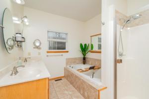 Ένα μπάνιο στο Whitecaps by Oak Island Accommodations +210 φωτογραφίες