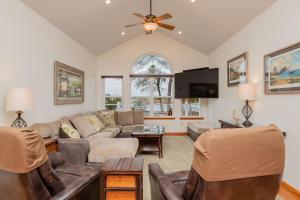 Μια τηλεόραση ή/και κέντρο ψυχαγωγίας στο Whitecaps by Oak Island Accommodations