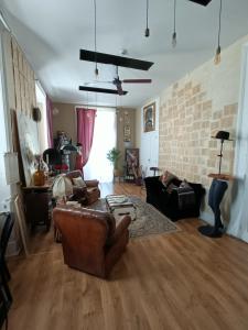 uma sala de estar com mobiliário de couro e uma parede de tijolos em The Pessoa em Lisboa