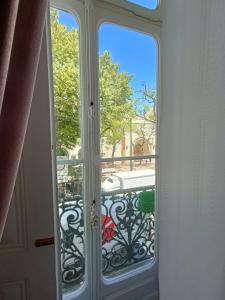 eine offene Tür mit Blick auf einen Balkon in der Unterkunft The Pessoa in Lissabon