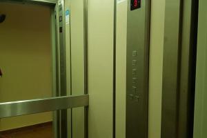 two elevator stalls in a room with a mirror at Centro Zaragoza, con parking incluido in Zaragoza