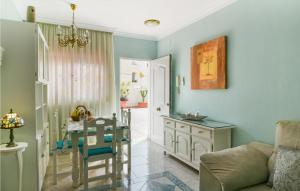 ein Wohnzimmer mit einem Tisch und einem Stuhl in der Unterkunft Lovely Apartment In Torremolinos in Torremolinos