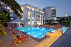 Bazén v ubytování Hotel Vila Kalcuni Sarande nebo v jeho okolí