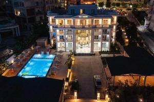 Bazén v ubytování Hotel Vila Kalcuni Sarande nebo v jeho okolí