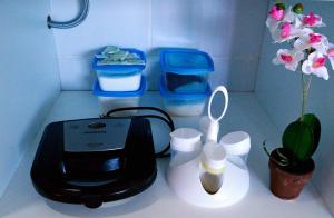 eine Küchentheke mit einem Toaster und einer Blume in der Unterkunft Apartamento Deluxe Ahead Ponta Negra in Natal
