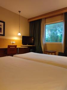 Cama o camas de una habitación en Hotel City Express Santander Parayas
