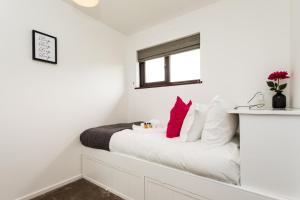 Säng eller sängar i ett rum på Grassmere - 3 bed house with private garden