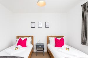 Krevet ili kreveti u jedinici u objektu Grassmere - 3 bed house with private garden