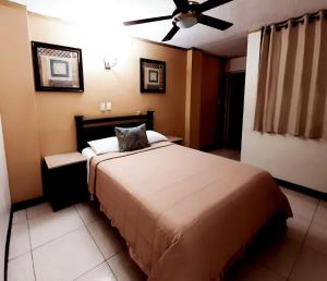 Un pat sau paturi într-o cameră la Hotel Catedral