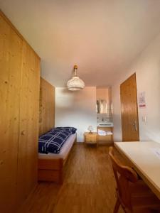 Letto o letti in una camera di Gasthaus Beverin