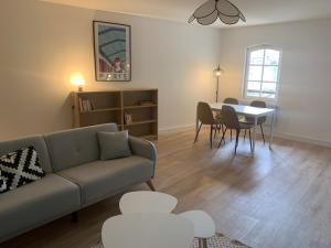 - un salon avec un canapé et une table dans l'établissement Charmant appartement entre Camargue et Alpilles, à Tarascon