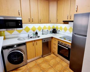 A kitchen or kitchenette at Villas de Almerimar Golf
