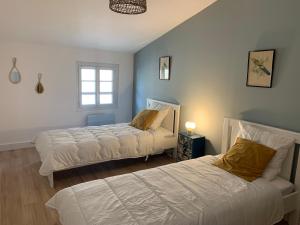 - une chambre avec 2 lits et une fenêtre dans l'établissement Charmant appartement entre Camargue et Alpilles, à Tarascon