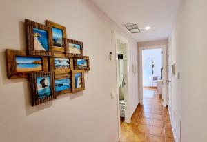 un pasillo con varias fotos en una pared en Villas de Almerimar Golf, en El Ejido