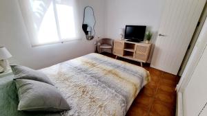 Televízia a/alebo spoločenská miestnosť v ubytovaní Villas de Almerimar Golf