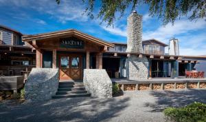 una casa con un edificio con un camino di Ski Time a Methven