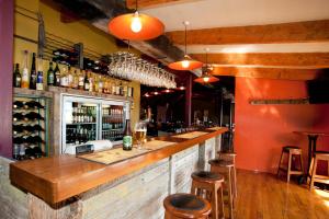 un bar con bancone in legno e alcune bottiglie di vino di Ski Time a Methven