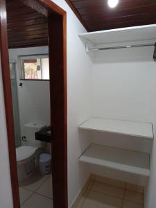 uma casa de banho com um WC e um lavatório branco em Pousada Estância Park em Amontoado