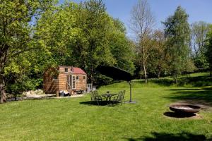 Ein Garten an der Unterkunft Grimmwald Tiny House