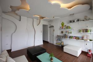 ein Wohnzimmer mit weißer Decke und einem Sofa in der Unterkunft Amy Walker B&B 民宿編號706號 in Taimali