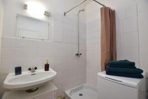 a white bathroom with a sink and a shower at Le P'tit bec ✹ Plage ✹ in Saint-Hilaire-de-Riez