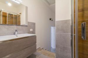 A bathroom at Luce Marmore Még 6 kép