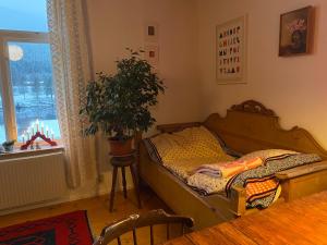 En eller flere senge i et værelse på Mysig lägenhet i Prästgård nära Branäs