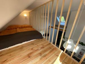 een slaapkamer met een bed en een trap bij Dowiośnie in Wiele