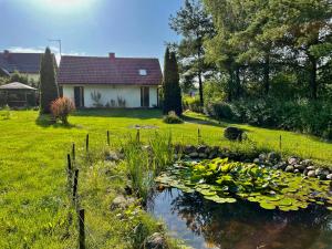 Vonkajšia záhrada v ubytovaní Dowiośnie - domek w Wielu