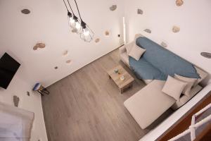 vista sul soffitto di un soggiorno con divano di Primrose Apartments a Astypalaia Town