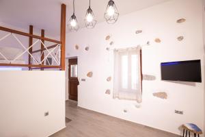 A television and/or entertainment centre at Primrose Apartments Még 27 kép
