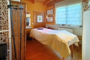 a bedroom with a bed in a room with a window at Einzigartiges Spa Resort für Ruhe und Entspannung bis 8 Personen in La Orotava