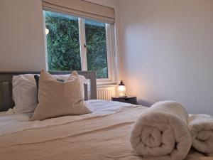 Ένα ή περισσότερα κρεβάτια σε δωμάτιο στο Park View Garden apartment