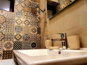 a bathroom with a sink and a bath tub at Casa Maria Mamaia Nord in Mamaia Sat/Năvodari +101 photos