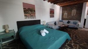 Un pat sau paturi într-o cameră la Villa Kalamonari nature house, cycladic wilderness