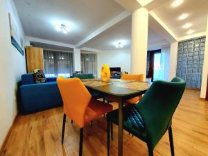 a living room with a table and chairs and a couch at Casa Maria Mamaia Nord in Mamaia Sat/Năvodari
