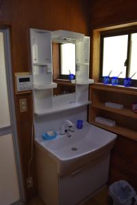 W łazience znajduje się umywalka i lustro. w obiekcie Guest House Miei - Vacation STAY 87536v w mieście Nagahama
