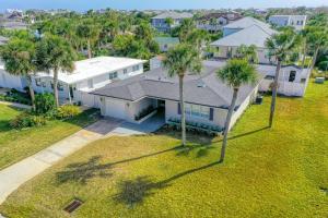 una vista aerea di una casa con palme di Beachside snowbird escape with fenced yard & washer/dryer - walk to beach access a Baptist Medical Center/Beaches Heliport