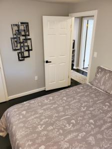 Ένα ή περισσότερα κρεβάτια σε δωμάτιο στο Boston's Best Vacation House +1 φωτογραφίες