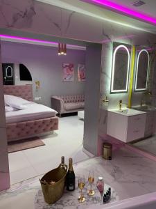 1 dormitorio con cama, lavabo y bañera en Apartament "Prezydencki" Centrum z dużą wanną dla Dwojga en Gniezno