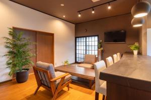 佐渡市にあるguesthouse UZU Sado - Vacation STAY 90684vのリビングルーム(木製テーブル、椅子付)