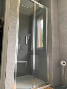 y baño con ducha y puerta de cristal. en Apartmán U lomu Dolní Morava en Dolní Morava