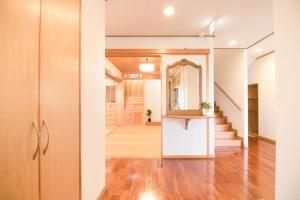 宜野湾市にあるUgana Villa Ginowan - Vacation STAY 13237の鏡と階段のある家の廊下