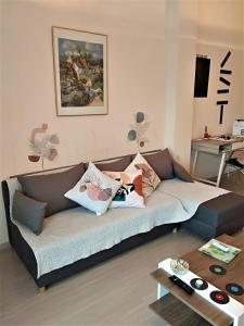 sala de estar con sofá y almohadas en G & G guesthouse II en Edessa